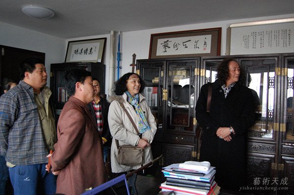 <b>中国美协理论委员会副主任王仲来访《艺术天成》杂志社</b>