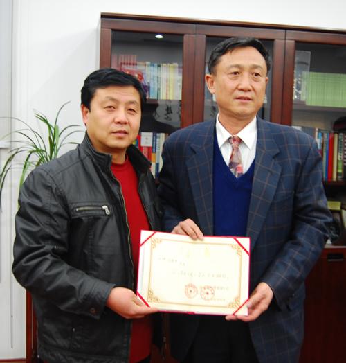 《艺术天成》杂志总编杨文超与刘栓辰先生合影 并聘请为艺术顾问