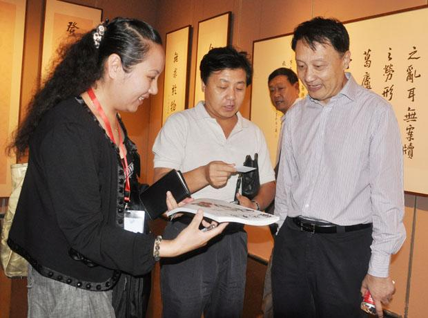 《艺术天成》杂志总编杨文超和通联部主任宁文艳应邀参加王明明书