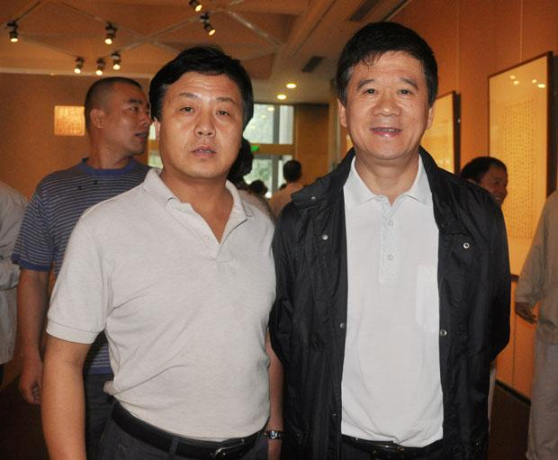 《艺术天成》杂志总编杨文超与许化迟先生合影