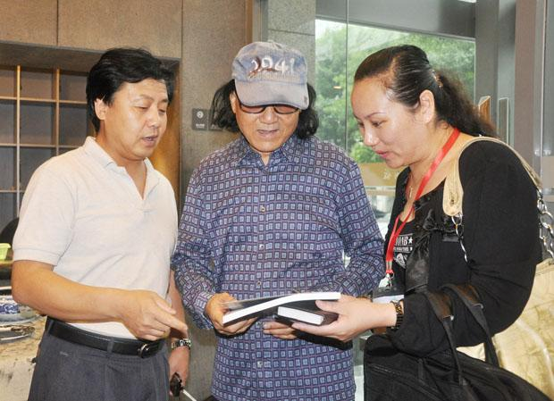 《艺术天成》杂志总编杨文超和通联部主任宁文艳与著名画家石齐做