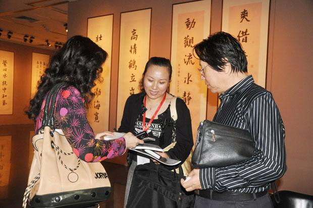 《艺术天成》杂志社通联部主任与美协副主席王忠年做艺术交流