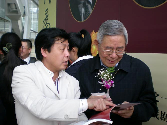 <b>全国政协常委、中国人权发展基金会副会长杨正泉与艺术天成总编杨</b>
