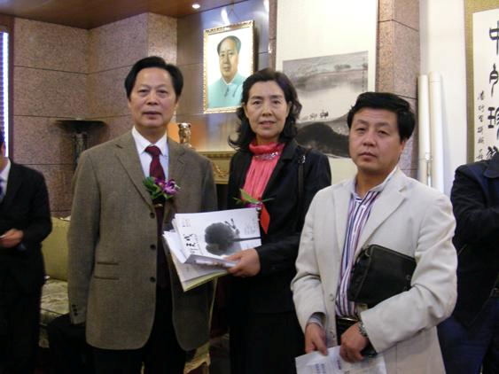 艺术天成总编杨文超与著名画家汪国新、郑桂兰合影