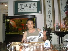 著名画家冯冰到《艺术天成》杂志社坐客