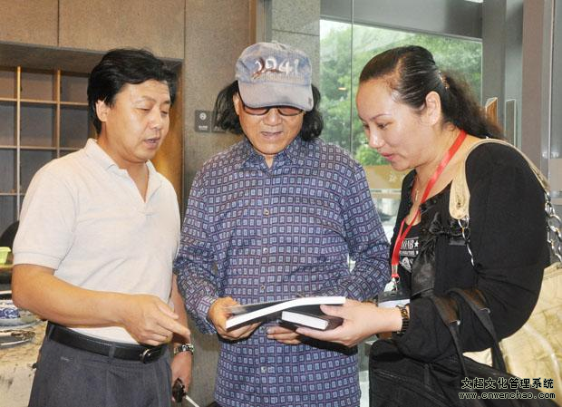 《艺术天成》杂志总编杨文超和通联部主任宁文艳与著名画家石齐做艺术交流