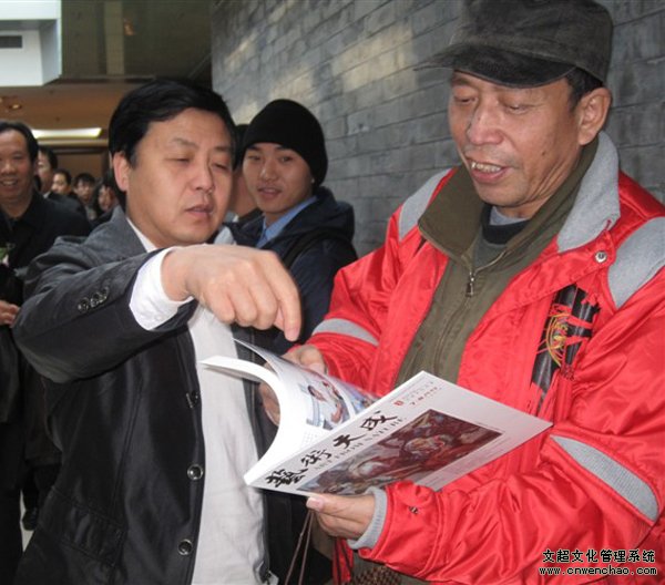 著名山水画家靳文艺老师翻阅我们的杂志