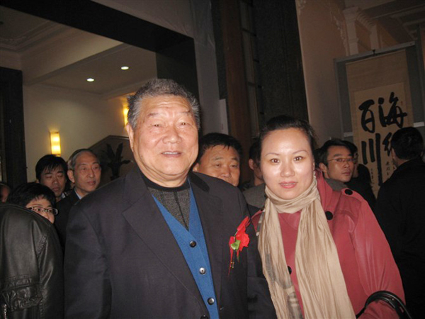 《艺术天成》杂志通联部主任在民族文化宫与邹德忠老师合影