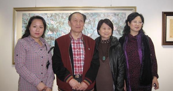 与何宝森一起老师合影留念（左一：《艺术天成》杂志社通联部主任宁文艳）