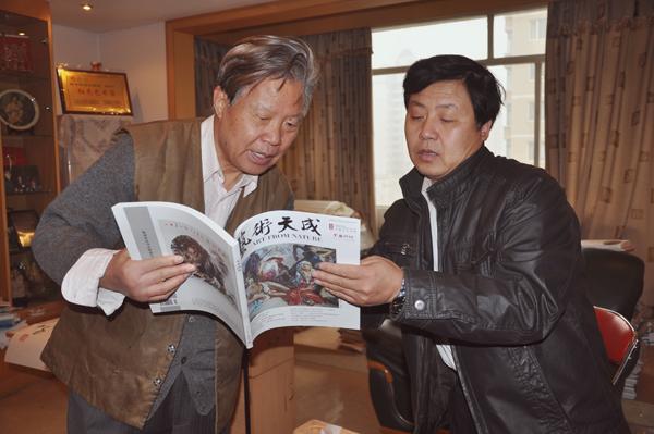 《艺术天成》总编辑杨文超正在与著名书法家任玉岭先生一起做书法交流