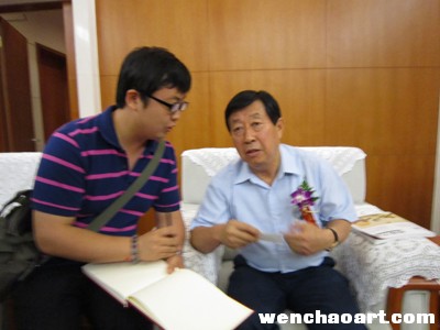 中国美术家协会主席刘大为与《艺术天成》杂志主编杨洋交谈