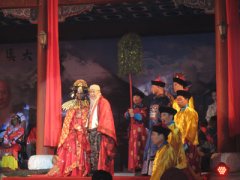 中国著名山水画家杨彦喜迎非洲美女爱达