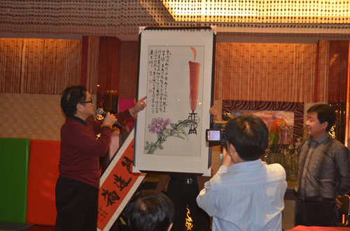 画家曹明冉（左一）赠画与艺术天成杂志社总编辑杨文超（右一）