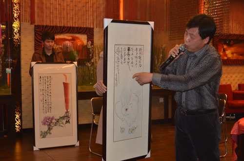 艺术天成杂志社总编辑杨文超为来宾讲解我国著名画家李燕作品
