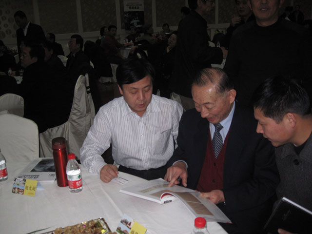 正在阅读并对杂志提意见