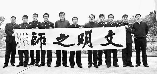 彭利铭与官兵合影