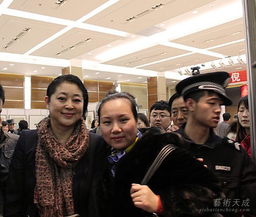 艺术天成杂志社宁主任和倪萍合影