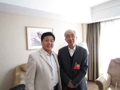 全国政协常委、原中国美协主席、中央美术学院院长靳尚谊与艺术天成杂志社总编辑杨文超在“两会”