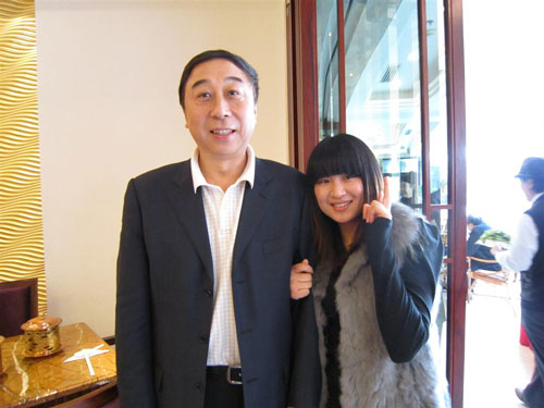 记者葛冰冰与著名相声演员冯巩合影