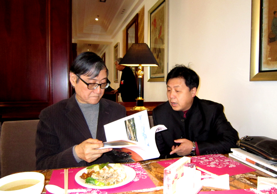 中央美院院长潘公凯与艺术天成总编辑杨文超交谈