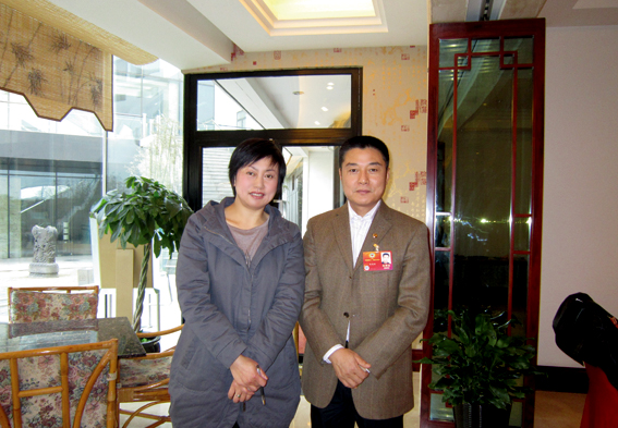 著名京剧表演艺术家张建国与记者宋清华合影