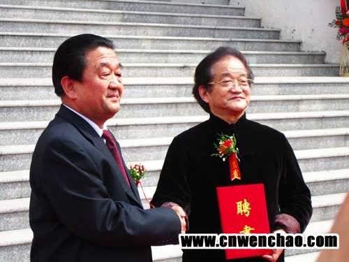 菏泽学院党委书记张存金（左一）为曹明冉教授颁发聘书