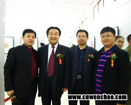 菏泽学院党委书记张存金（左二）、艺术天成杂志社社长杨文超（左一）、《艺术天成》主编杨洋（右一）