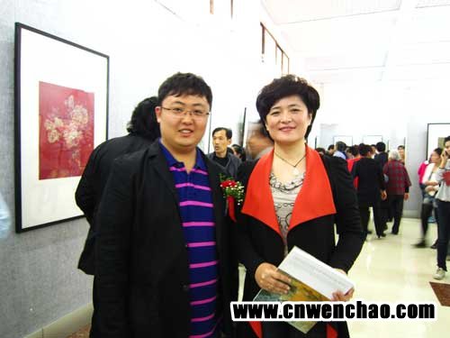 菏泽市文联主席尹慧萍（右）与《艺术天成》主编杨洋合影
