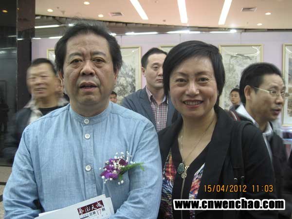 艺术天成杂志社记者宋清华在中国美术院揭幕式上与中国美协秘书长刘健合影