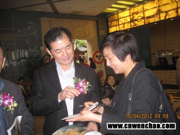 艺术天成杂志社记者宋清华与程学斌在中国美术院揭幕式上合影