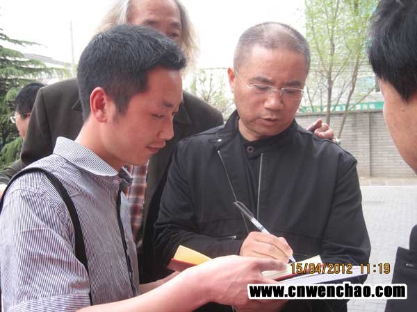 艺术天成杂志社记者周地永与王颍生在中国美术院揭幕式上合影