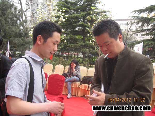 艺术天成杂志社记者周地永与袁学军在中国美术院揭幕式上合影