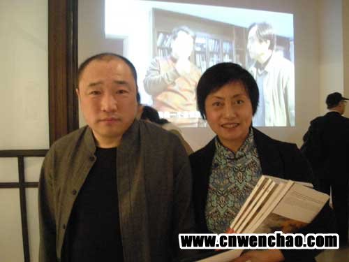 艺术天成杂志社记者宋清华与画家卢禹舜合影