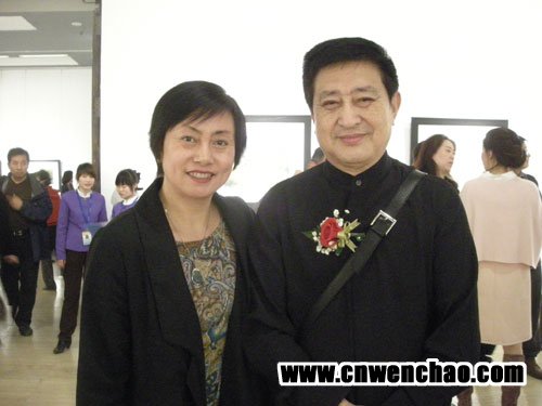 艺术天成杂志社记者宋清华与中国油画学会副主席张祖英合影