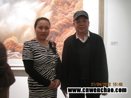 艺术天成杂志社通联部主任宁文艳与杜征麟