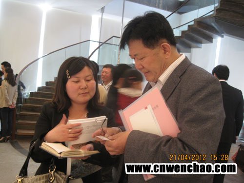 艺术天成杂志社记者田思明与肖延合影