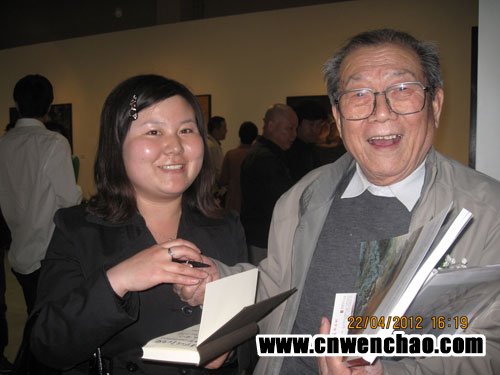 艺术天成杂志社记者田思明与钟涵合影