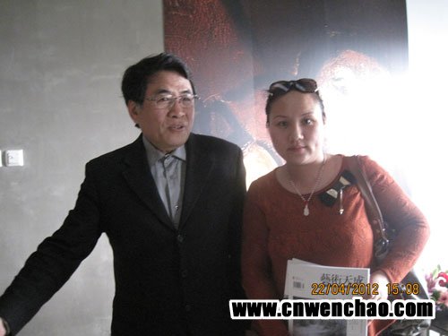 杨飞云与艺术天成杂志社通联部主任宁文艳合影