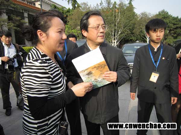 画展主人冯远看到《艺术天成》17期刊登的画展海报设计甚为满意