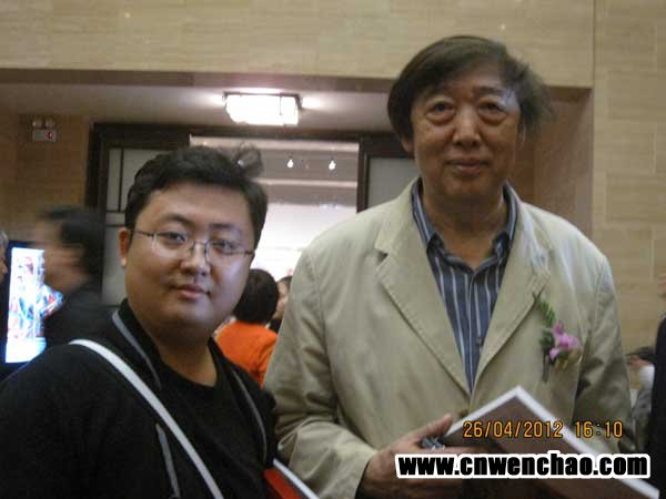 《艺术天成》主编杨洋与国务院参事、中国文联副主席冯骥才(右一)合影