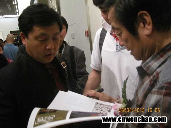 《艺术天成》总编杨文超与中国作家协会专业画家韩美林（右一）合影