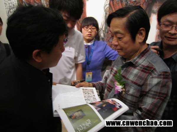 韩美林看到《艺术天成》为其大展所做专题报道十分满意
