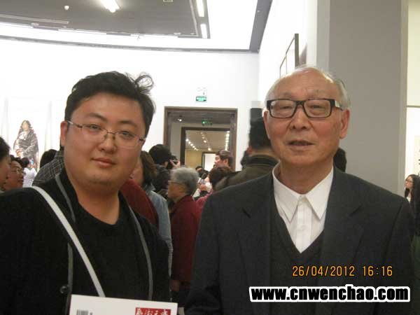邵大箴先生（右一）与《艺术天成》主编杨洋