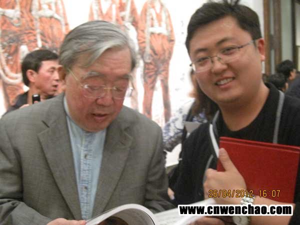 中国美术家协会理事袁运甫合影与《艺术天成》主编杨洋