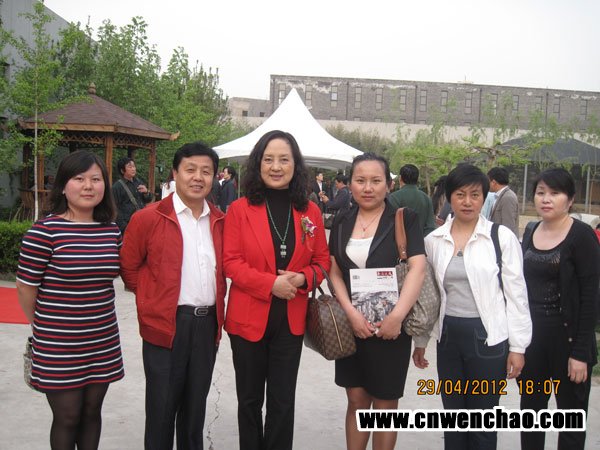 著名电影演员张金玲与艺术天成杂志社员工合影留念