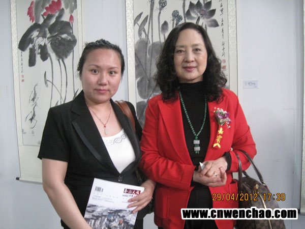 著名电影演员张金玲与艺术天成杂志社通联部主任宁文艳合影