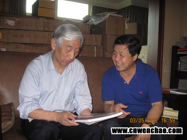 艺术天成杂志社总编杨文超与中国书法家协会主席张海在画室交流