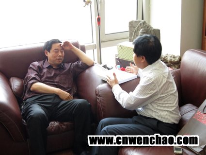 杨文超与中国美术家协会理事苗再新交谈