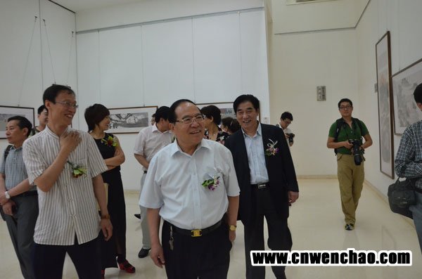 原河北省副省长刘建生与林伟参观画展