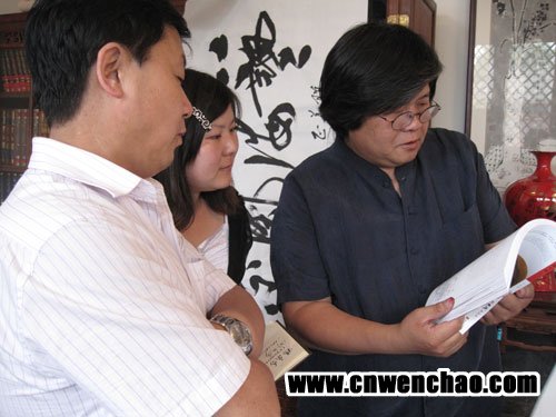 杨文超与画家杨信共同欣赏《艺术天成》杂志